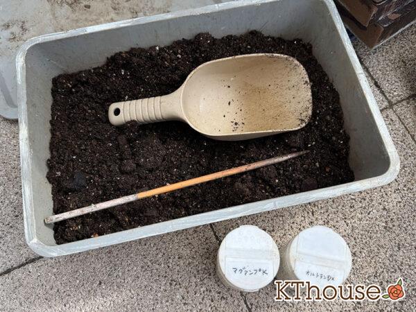 再生土、100円ショップガーデニンググッズ、マグァンプK、オルトランDX