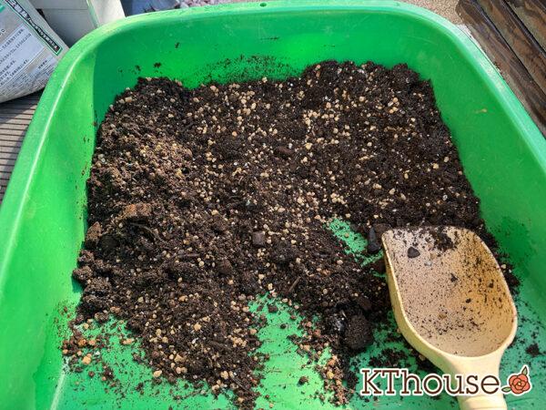 用土(自家製堆肥入り土・バーク堆肥入りの腐葉土・赤玉土 小粒)2025/11/10